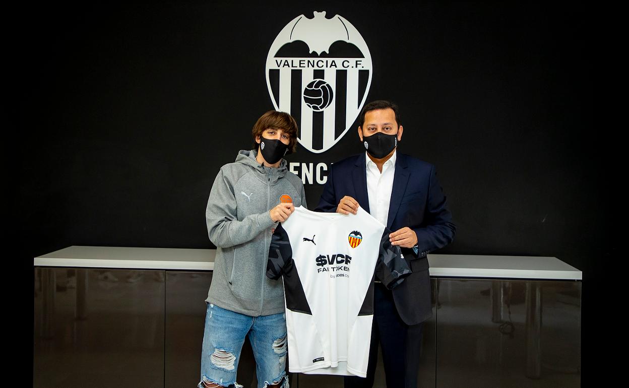 Bryan Gil, posando con la camiseta del Valencia junto al presidente Anil Murthy