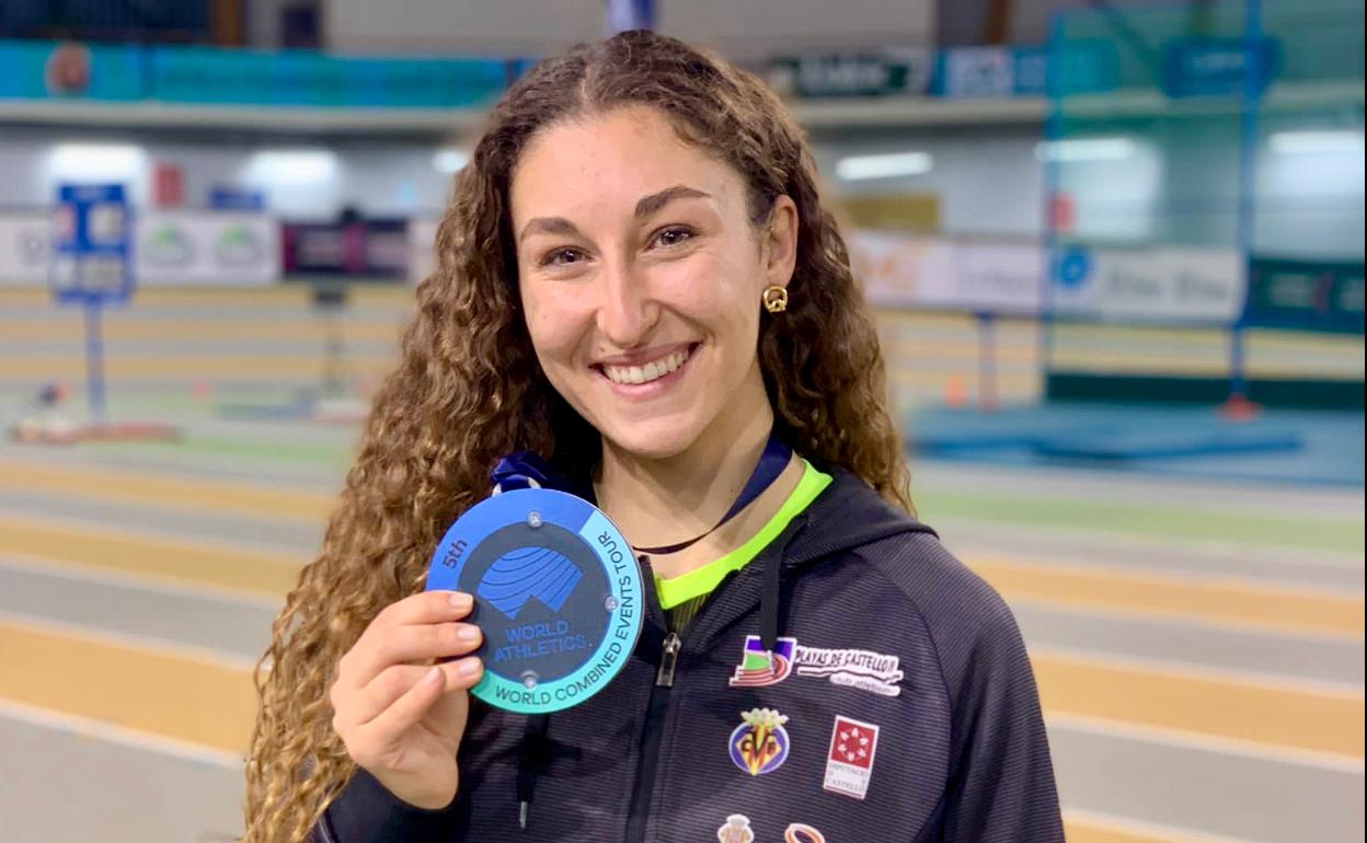 Claudia Conte, posando con la medalla de campeona. 