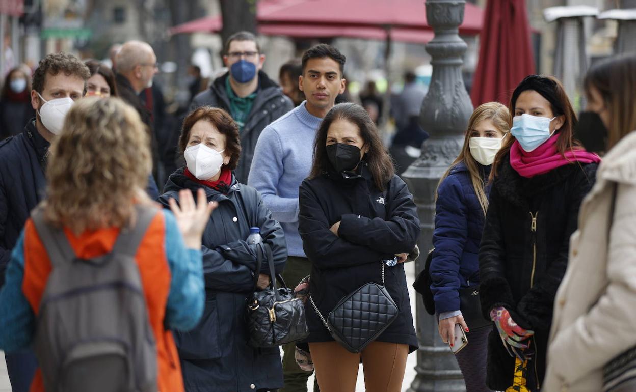 Varias personas con mascarilla en Valencia. 