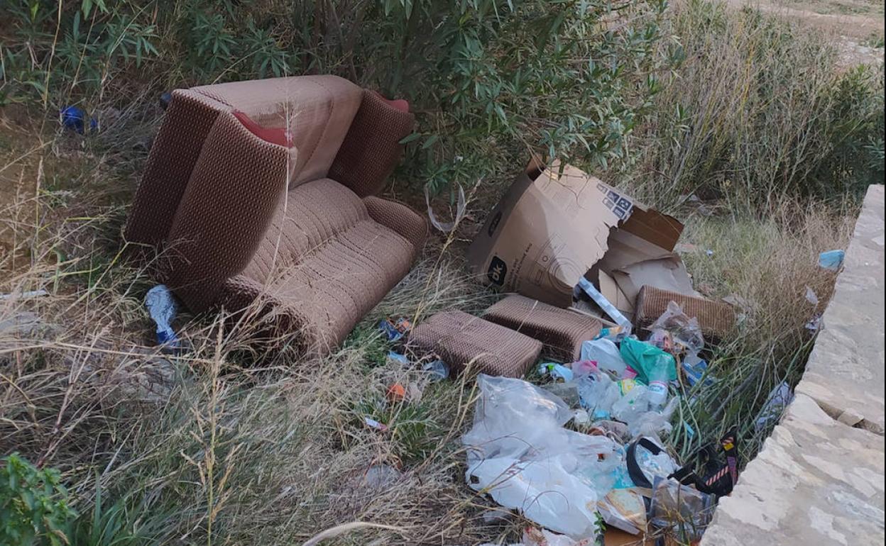 Muebles, enseres y basura en un punto negro del cauce. 