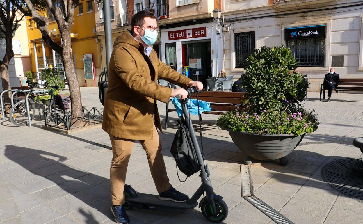 Un usuario de patinete circula en patinete. 