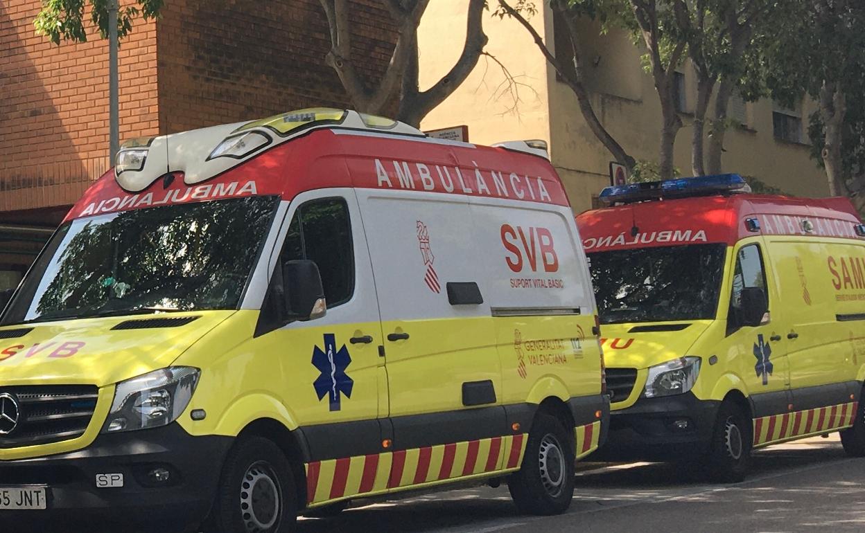 Dos ambulancias en un centro de salud de la Safor. 