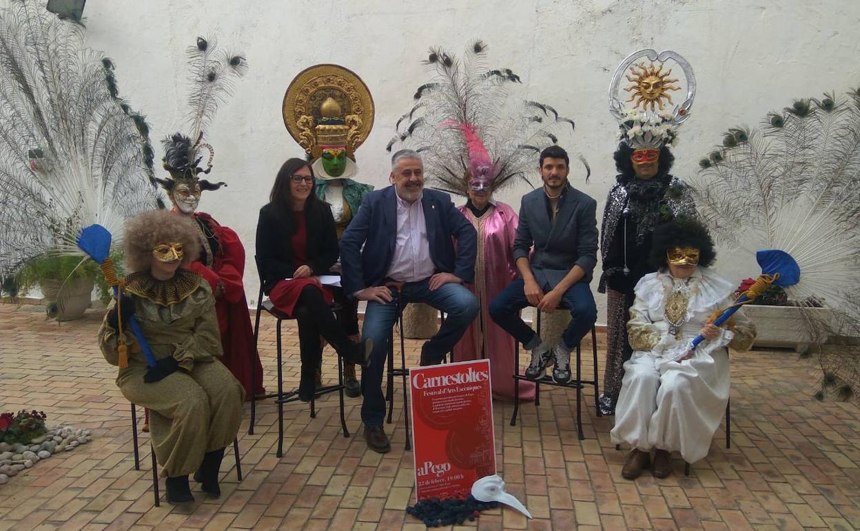 Enrique Moll y la edil Laura Castellà junto a Pons y algunos de los participantes del Carnestoltes. 2020