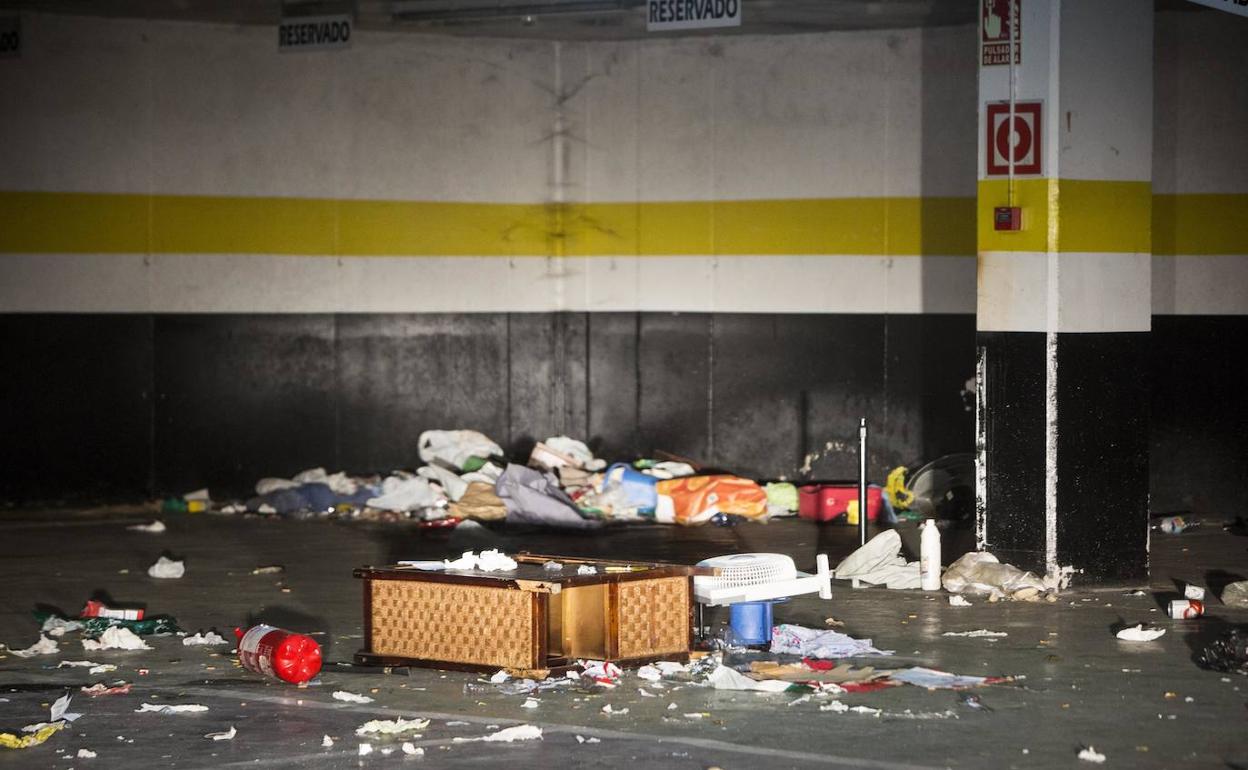 Restos de basura en una zona del aparcamiento subterráneo. 