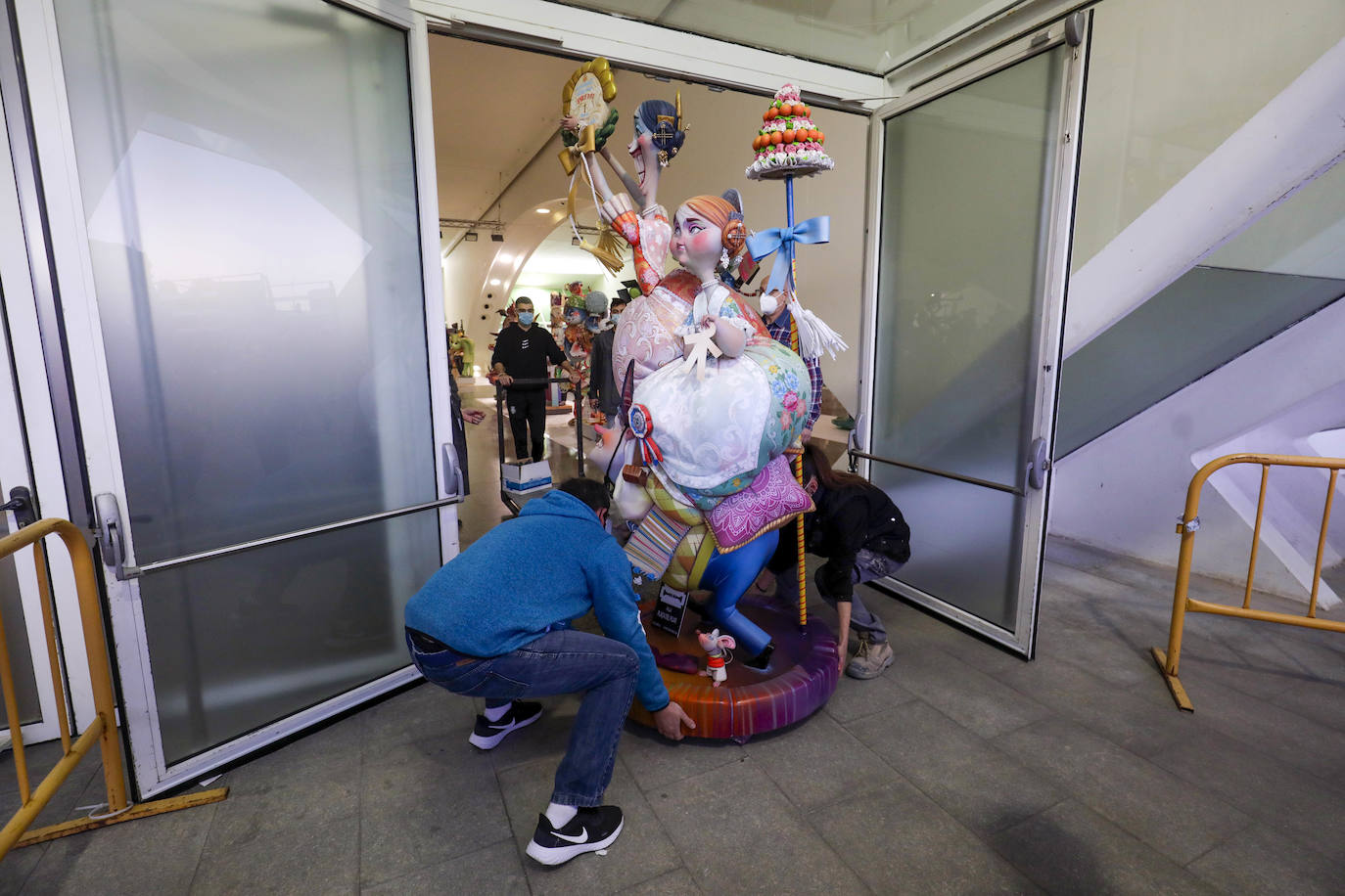 Primeros ninots en llegar a la Exposició del Ninot. 