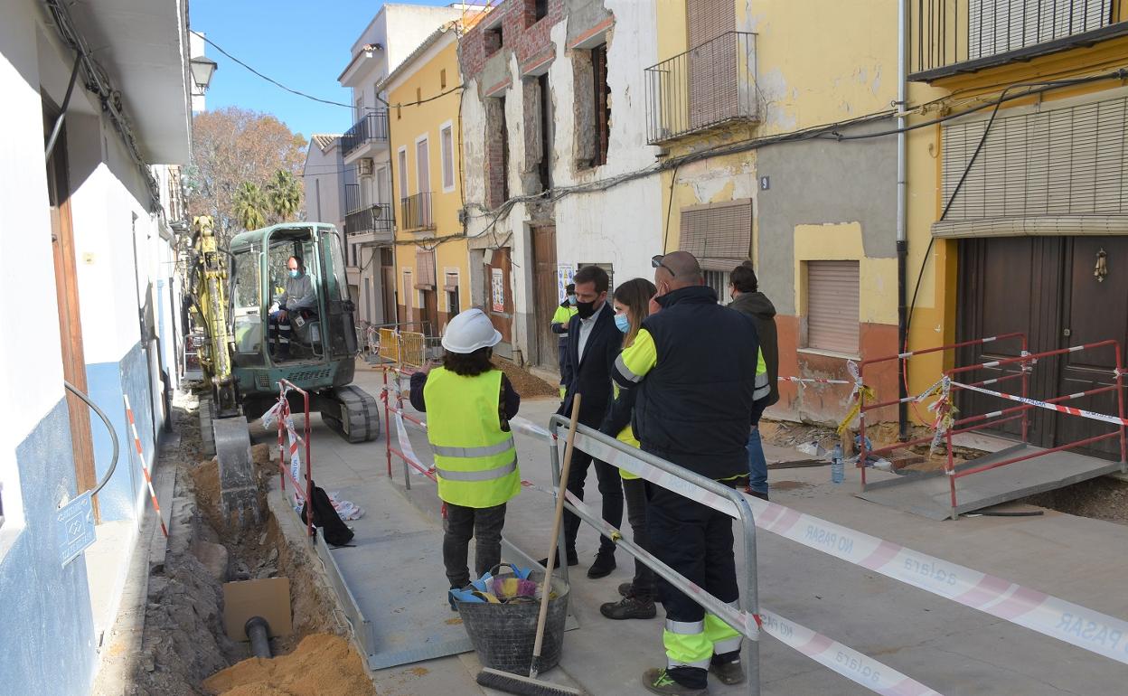 El alcalde, Roger Cerdà, ha visitado las obras de la calle Sant Pasqual. 