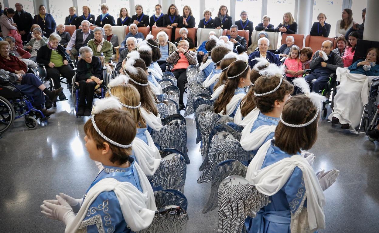 Els Angelets en una de las actuaciones ante los mayores de la residencia. 