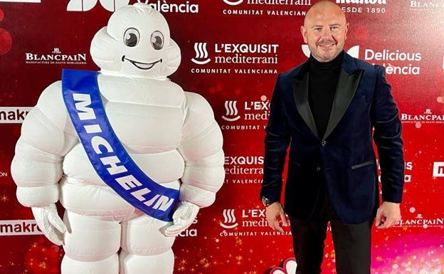 Imagen principal - Arriba, en la gala de la Guía Michelin el pasado mes de diciembre, donde lleva traje de terciopelo. Abajo, con orejeras de peluche rosa y a la derecha, con una camiseta de calavera.