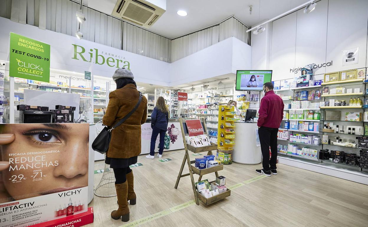 Clientes en el interior de una farmacia. 