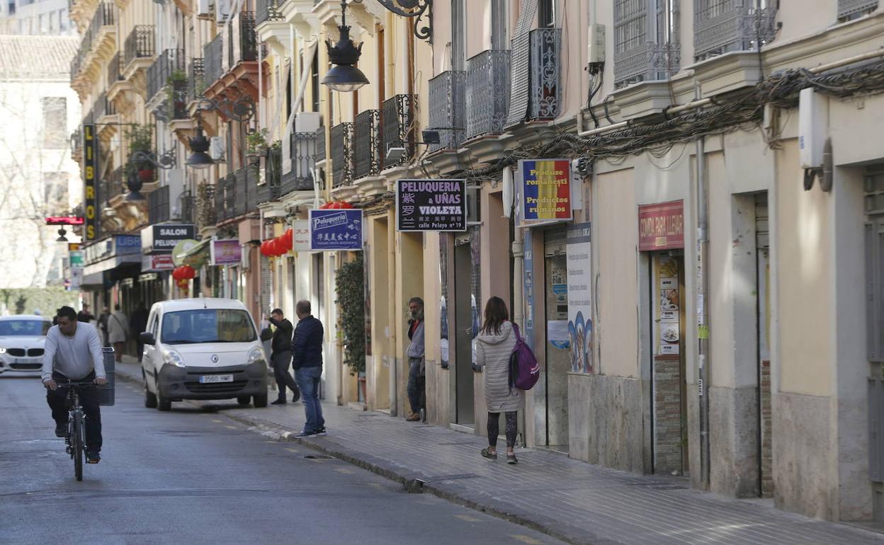 Comercios en la calle Pelayo, en el barrio de la Roqueta. 