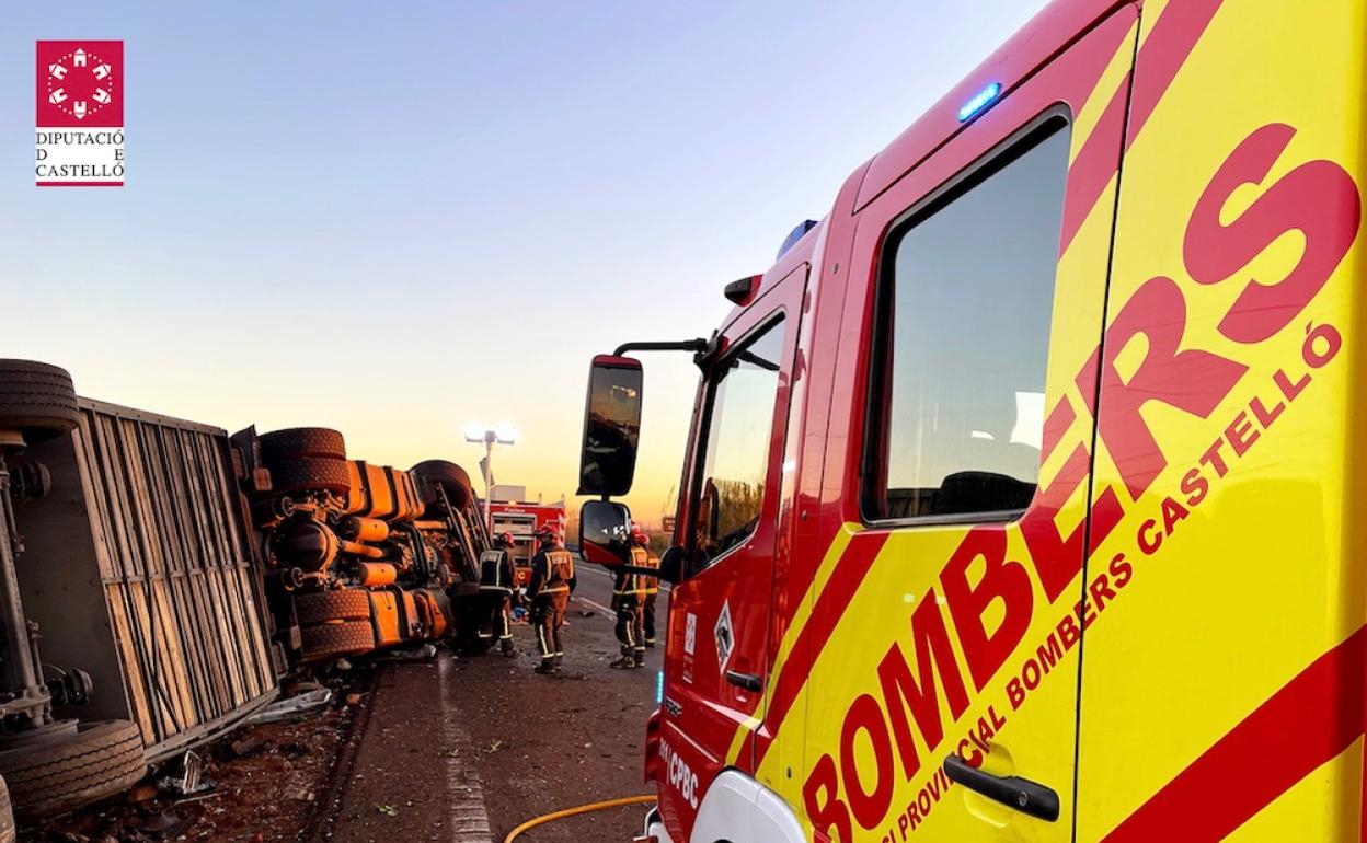 Imagen del estado en el que ha quedado el camión tras el accidente.