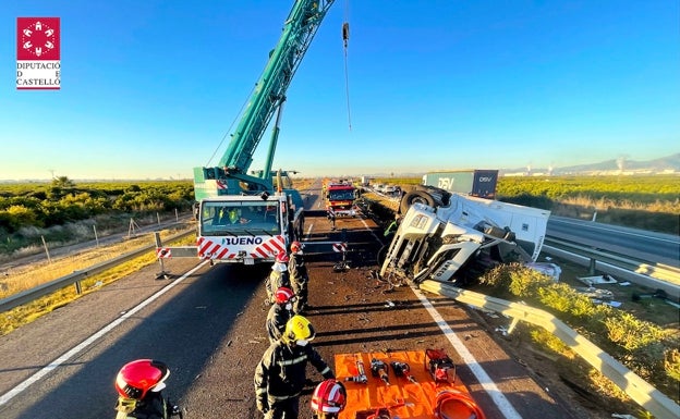 Imagen principal - Suceso en Nules | Fallece un hombre en Nules tras volcar su camión