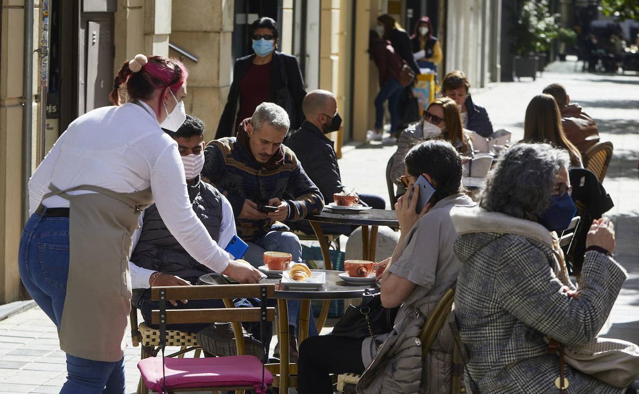 Una trabajadora en un local de hostelería valenciano. 