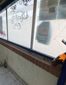 Imagen secundaria 2 - Joaquín Otero, presidente de la asociación de vecinos de Fuensanta muestra los restos de heces, papelinas y cervezas. 