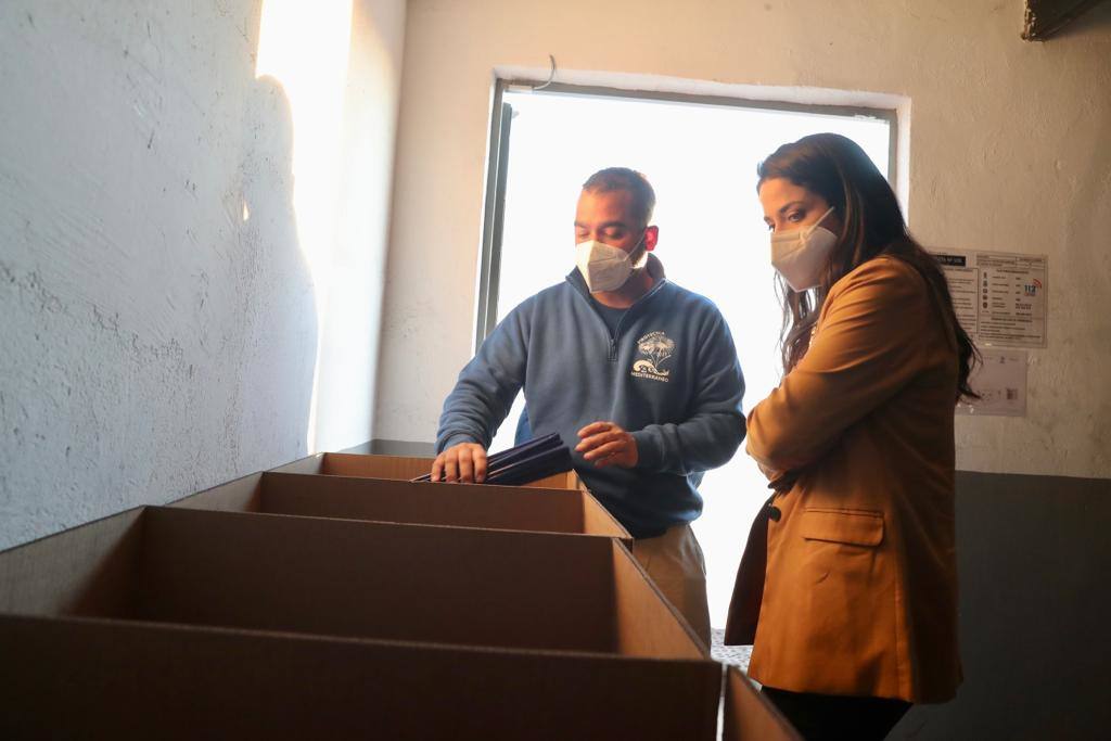 La Fallera Mayor de Valencia, Carmen Martín Carbonell, ha visitado este miércoles la fábrica de Pirotecnia del Mediterráneo, ubicada en Vilamarxant. La empresa es la encargada este año de la fabricación de los 'tro de bac' de la macrodespertà que hará retronar la ciudad de Valencia el próximo 27 de febrero.