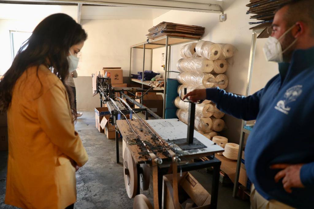 La Fallera Mayor de Valencia, Carmen Martín Carbonell, ha visitado este miércoles la fábrica de Pirotecnia del Mediterráneo, ubicada en Vilamarxant. La empresa es la encargada este año de la fabricación de los 'tro de bac' de la macrodespertà que hará retronar la ciudad de Valencia el próximo 27 de febrero.