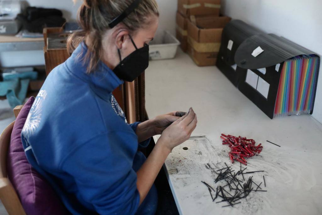 La Fallera Mayor de Valencia, Carmen Martín Carbonell, ha visitado este miércoles la fábrica de Pirotecnia del Mediterráneo, ubicada en Vilamarxant. La empresa es la encargada este año de la fabricación de los 'tro de bac' de la macrodespertà que hará retronar la ciudad de Valencia el próximo 27 de febrero.