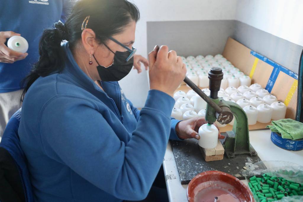 La Fallera Mayor de Valencia, Carmen Martín Carbonell, ha visitado este miércoles la fábrica de Pirotecnia del Mediterráneo, ubicada en Vilamarxant. La empresa es la encargada este año de la fabricación de los 'tro de bac' de la macrodespertà que hará retronar la ciudad de Valencia el próximo 27 de febrero.