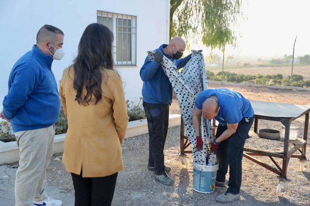 La Fallera Mayor de Valencia, Carmen Martín Carbonell, ha visitado este miércoles la fábrica de Pirotecnia del Mediterráneo, ubicada en Vilamarxant. La empresa es la encargada este año de la fabricación de los 'tro de bac' de la macrodespertà que hará retronar la ciudad de Valencia el próximo 27 de febrero.