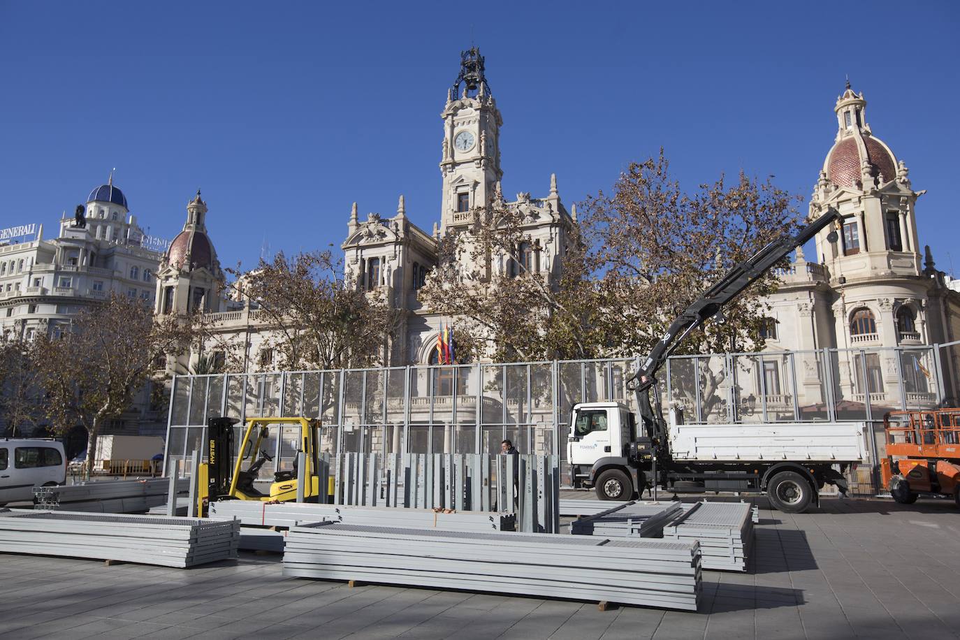 Fotos: Comienza el montaje de la valla de la mascletà de las Fallas 2022