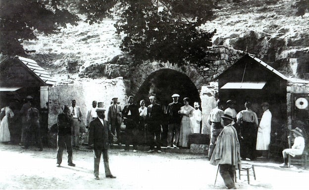 Imagen principal - Arriba, la fuente antes de su remodelación en una imagen de época. A la izquierda, un camión antiguo sale de la embotelladora y, a la derecha, la fuente tras su remodelación. 