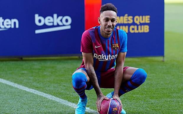 Aubameyang posa con la camiseta del Barça en el Camp Nou. 