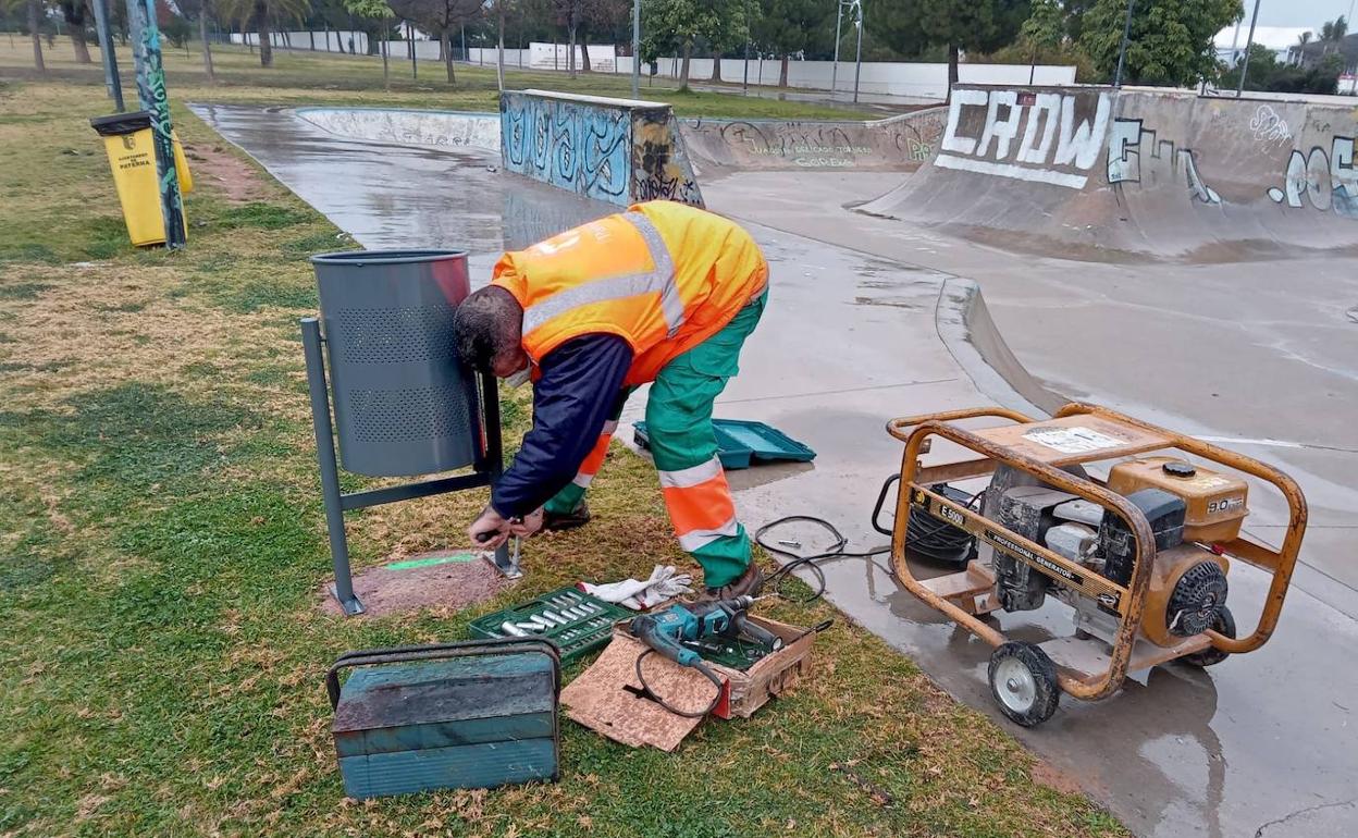 Un operario instala una nueva papelera en Parc Central. 