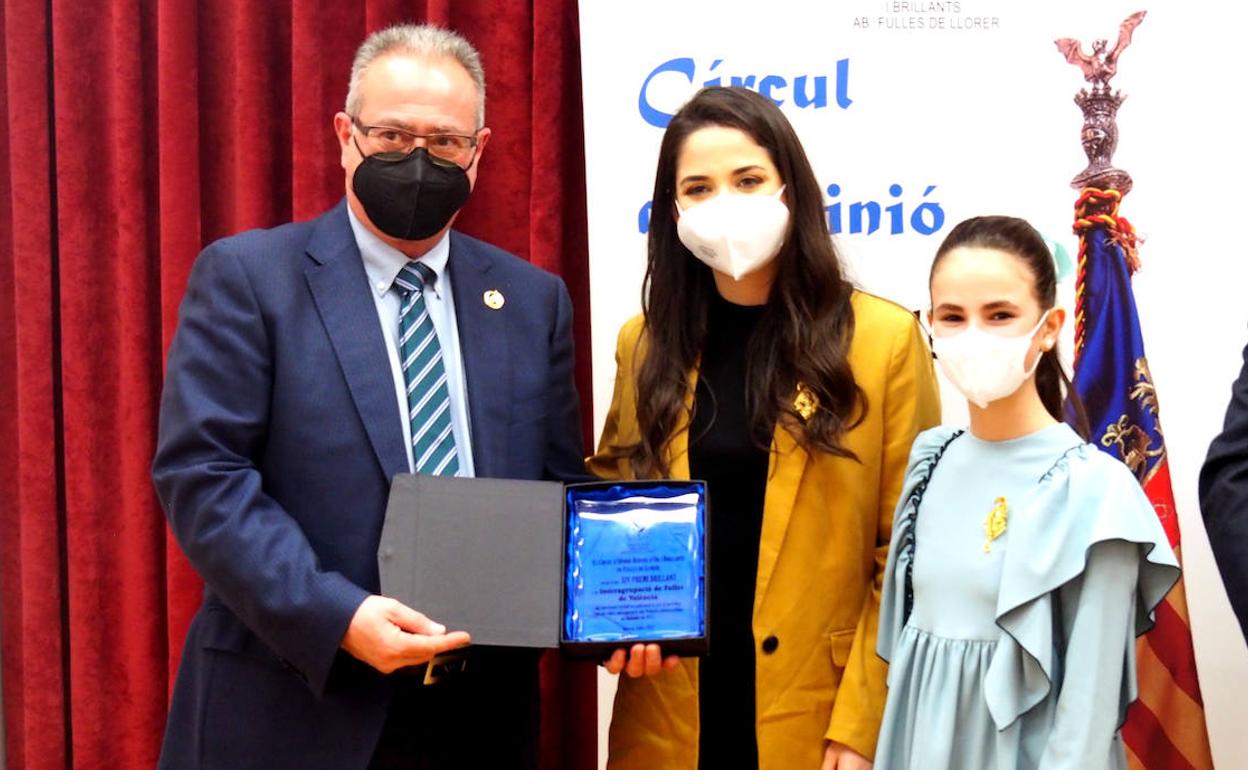 Guillermo Serrano, presidente de la Interagrupación con el premio 'Brillants'. 