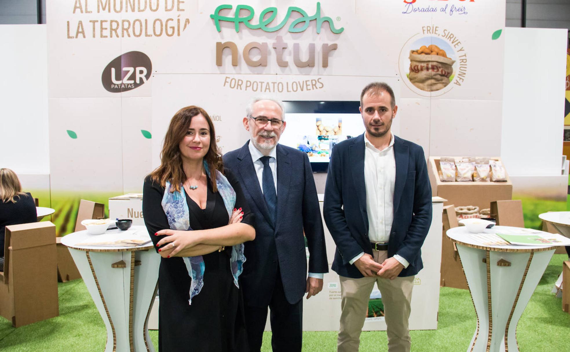 Cristina Lázaro, directora de Desarrollo de Negocios; Severino Lázaro, CEO; y Carlos Lázaro, director de compras y campo de Patatas Lázaro. 