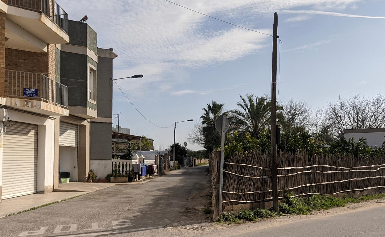 Las viviendas en el Mareny están junto a los terrenos rurales que no se pueden urbanizar.