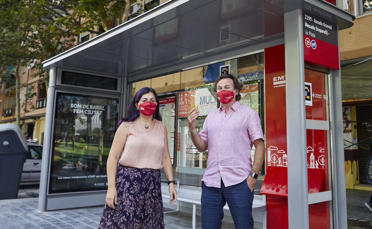 La actual gerente de la EMT, Marta Serrano, y el concejal Grezzi. 