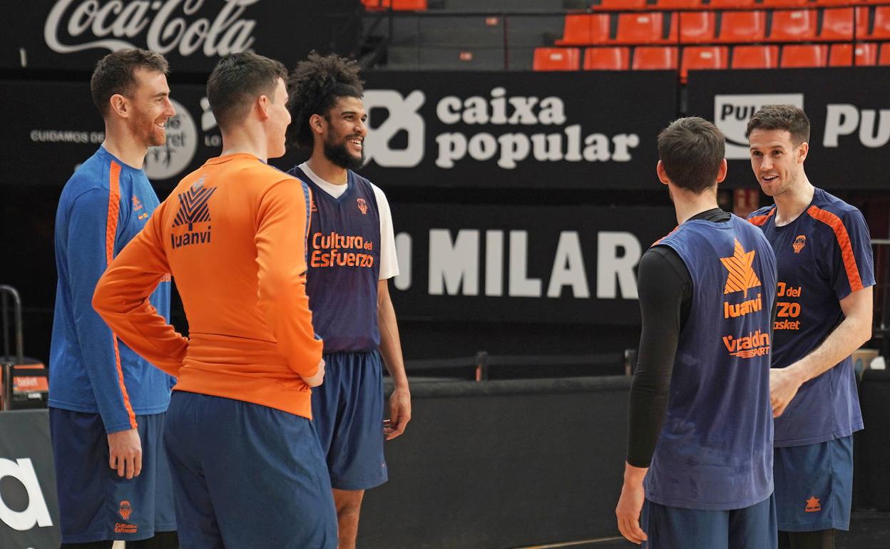 Claver, sonriente con sus compañeros en el regreso al trabajo. 