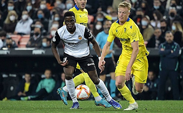 Imagen principal - Illaix y Comert, en sus respectivos debuts y Martín Cáceres (d) en su presentación. 