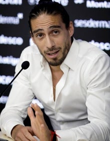 Imagen secundaria 2 - Illaix y Comert, en sus respectivos debuts y Martín Cáceres (d) en su presentación. 