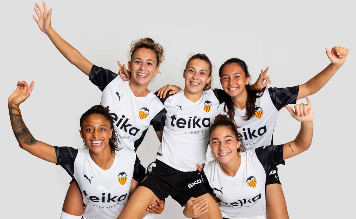 Jugadoras del Valencia, posando con la camiseta del conjunto blanquinegro. 