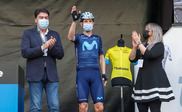 Barcala y Mari Carmen Sánchez homenajean a Alejandro Valverde. 