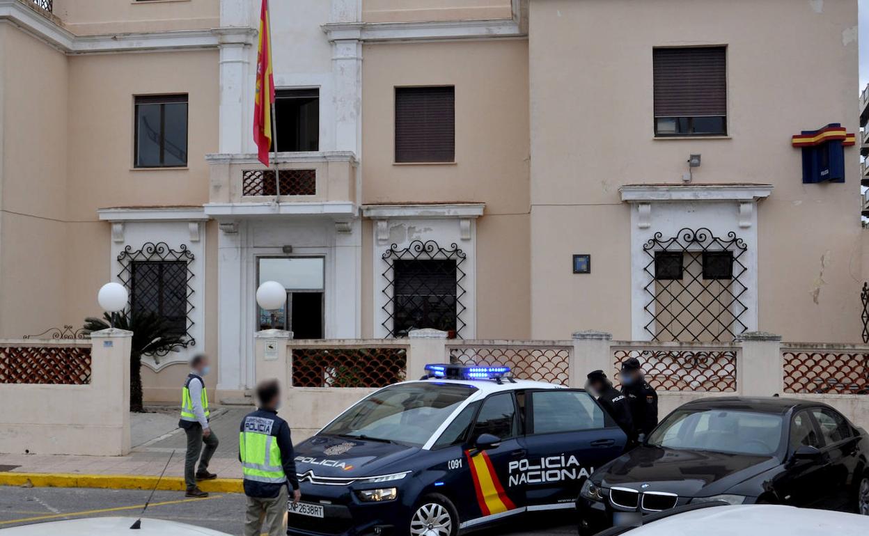 Varios agentes delante de la entrada de la Comisaría de Dénia. 