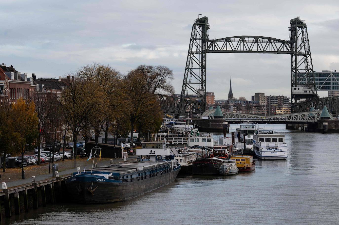 Fotos: El yate de Jeff Bezos obliga a desmontar un puente