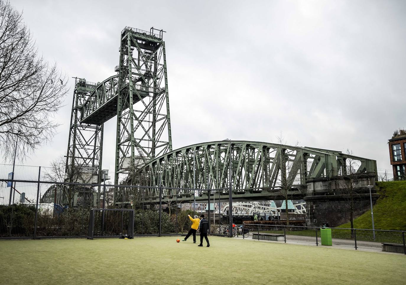 Fotos: El yate de Jeff Bezos obliga a desmontar un puente