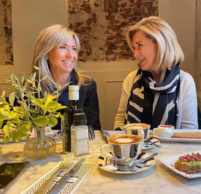 Las hermanas Ana y Teresa Nuez en Cristina Oria.