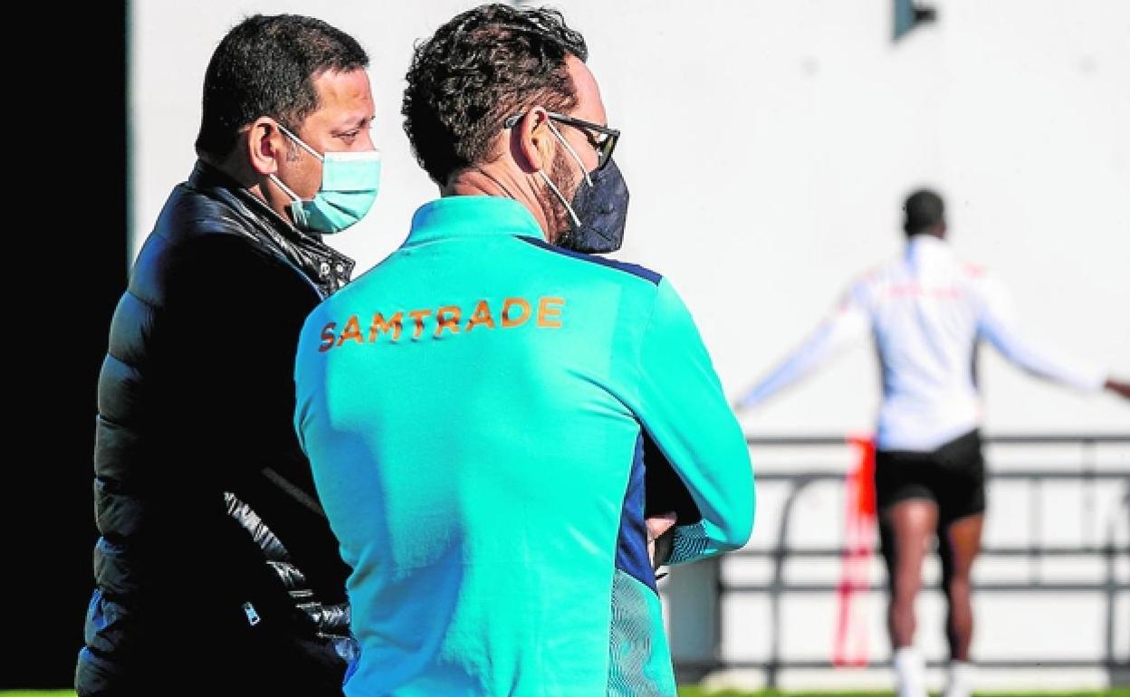 Dos realidades. José Bordalás, junto a Anil Murthy, en un entreanmiento del Valencia en Paterna. 