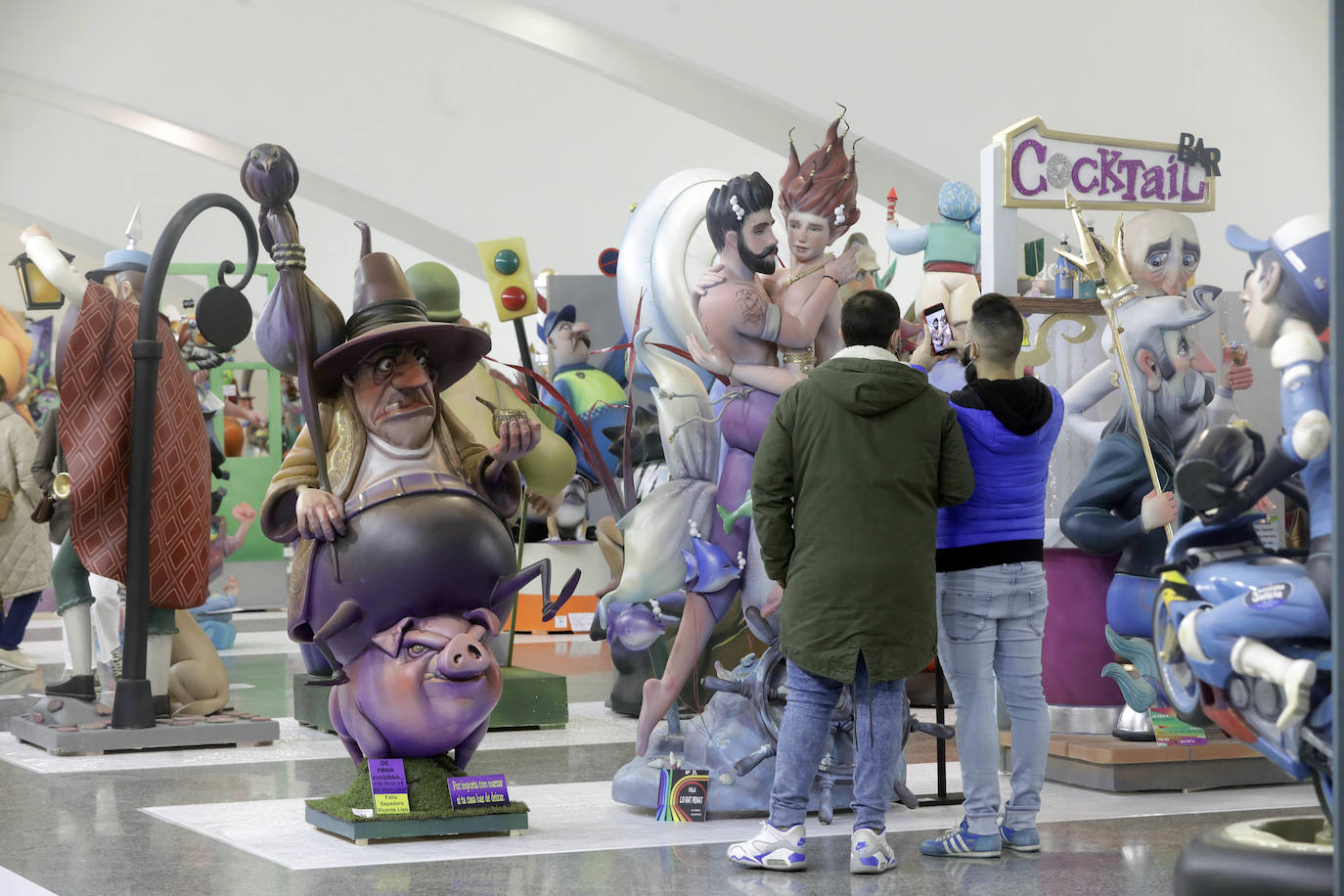 Las Fallas se acercan y los ninots ya han desembercado en Valencia. La Exposició del Ninot ha recibido a sus primeros visitantes este sábado tras su inauguración. El Museo de las Ciencias acoge a las 750 figuras que optan a ser indultadas y, por lo tanto, salvadas del fuego a través del voto de las personas que visitan la muestra. El horario de la exposición es de 10 a 20 horas de lunes a jueves y de 10 a 21 horas de viernes a domingo.