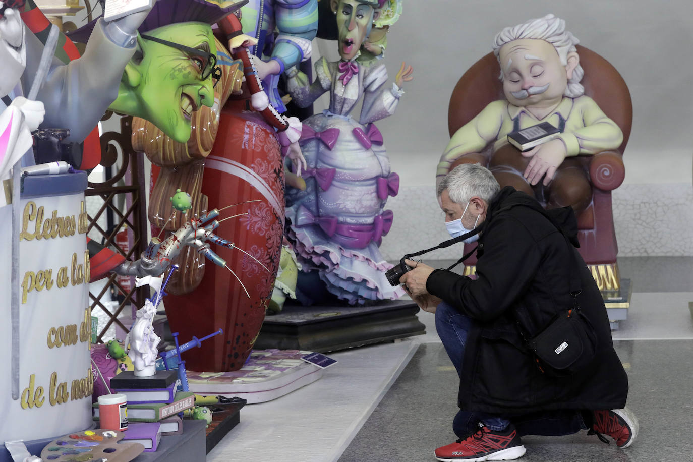 Las Fallas se acercan y los ninots ya han desembercado en Valencia. La Exposició del Ninot ha recibido a sus primeros visitantes este sábado tras su inauguración. El Museo de las Ciencias acoge a las 750 figuras que optan a ser indultadas y, por lo tanto, salvadas del fuego a través del voto de las personas que visitan la muestra. El horario de la exposición es de 10 a 20 horas de lunes a jueves y de 10 a 21 horas de viernes a domingo.