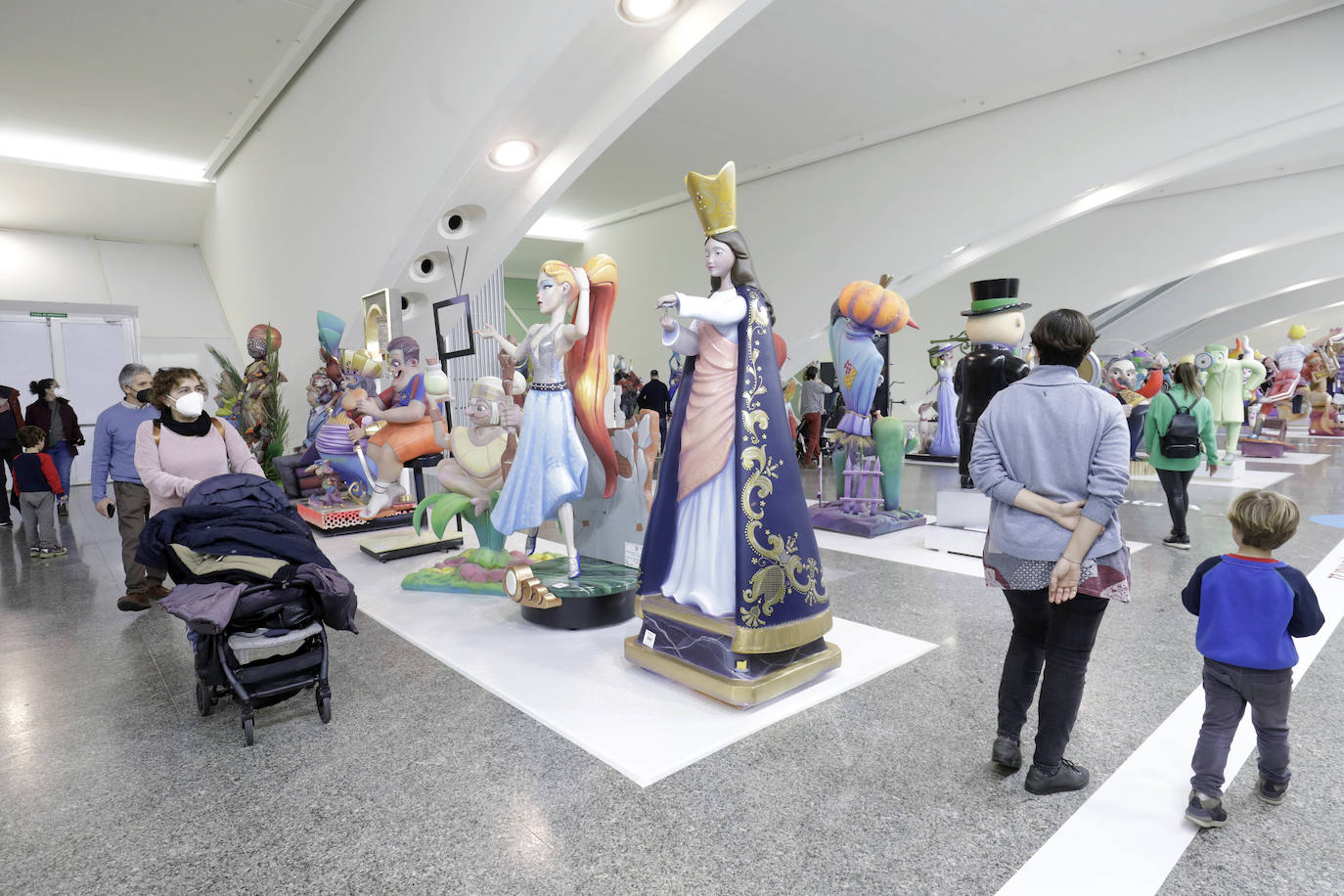 Las Fallas se acercan y los ninots ya han desembercado en Valencia. La Exposició del Ninot ha recibido a sus primeros visitantes este sábado tras su inauguración. El Museo de las Ciencias acoge a las 750 figuras que optan a ser indultadas y, por lo tanto, salvadas del fuego a través del voto de las personas que visitan la muestra. El horario de la exposición es de 10 a 20 horas de lunes a jueves y de 10 a 21 horas de viernes a domingo.