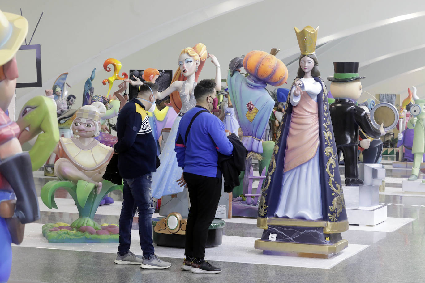 Las Fallas se acercan y los ninots ya han desembercado en Valencia. La Exposició del Ninot ha recibido a sus primeros visitantes este sábado tras su inauguración. El Museo de las Ciencias acoge a las 750 figuras que optan a ser indultadas y, por lo tanto, salvadas del fuego a través del voto de las personas que visitan la muestra. El horario de la exposición es de 10 a 20 horas de lunes a jueves y de 10 a 21 horas de viernes a domingo.