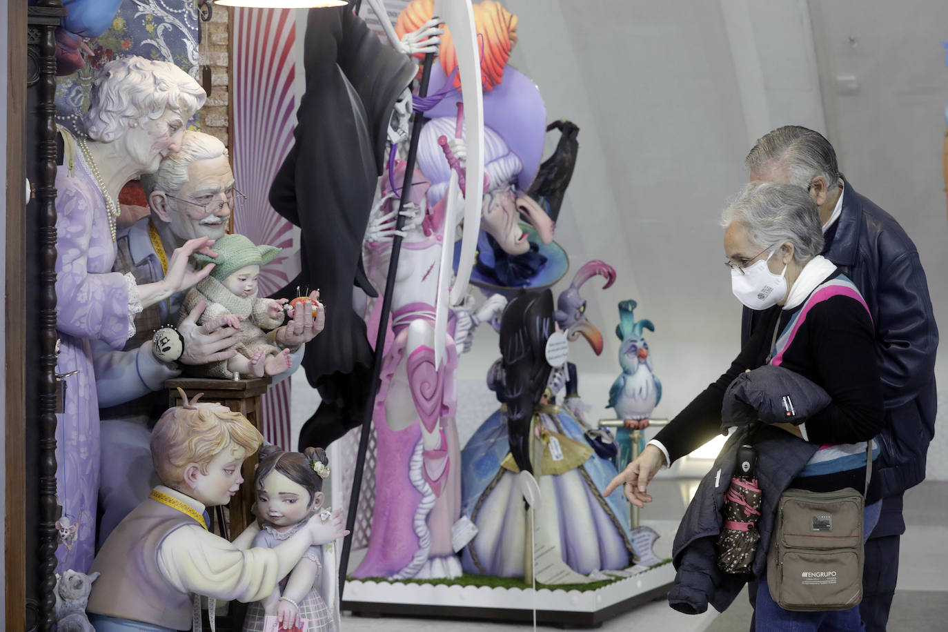 Las Fallas se acercan y los ninots ya han desembercado en Valencia. La Exposició del Ninot ha recibido a sus primeros visitantes este sábado tras su inauguración. El Museo de las Ciencias acoge a las 750 figuras que optan a ser indultadas y, por lo tanto, salvadas del fuego a través del voto de las personas que visitan la muestra. El horario de la exposición es de 10 a 20 horas de lunes a jueves y de 10 a 21 horas de viernes a domingo.