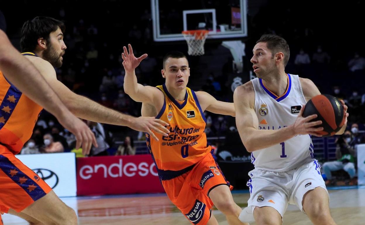 Dimitrijevic y Tobey, defendiendo a Fabien Causeur. 