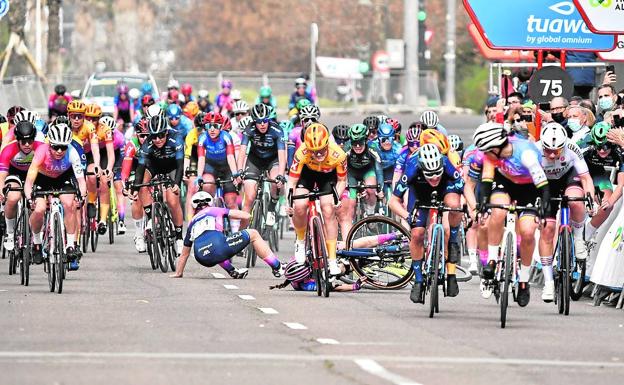 Bastianelli tuvo tiempo de mirar atrás al oír la caída y de imponerse en la carrera femenina. 