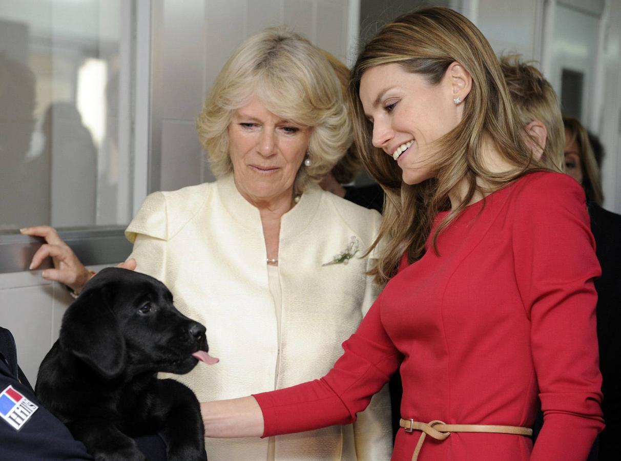 La duquesa de Cornualles, junto a la reina Letizia en 2011