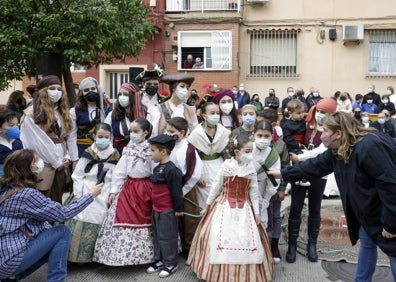 Imagen secundaria 1 - Ejecución de la falla Maestro Valls. 
